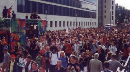 Hanfparade 2002 vor dem Bundesverteidigungsministerium