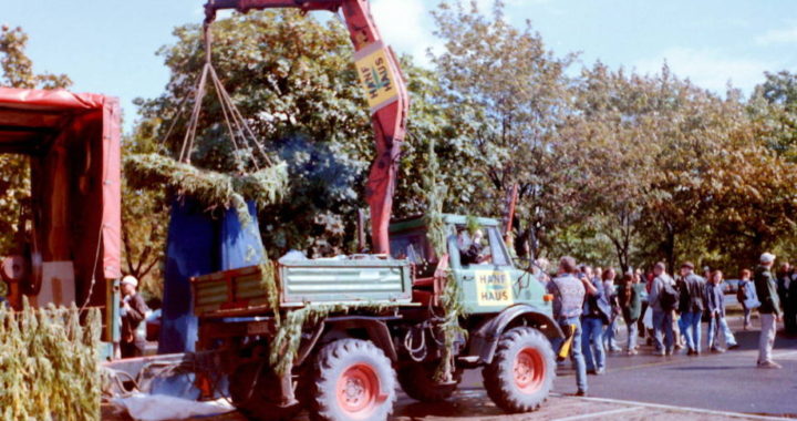 Foto eines Paradewagens auf der Hanfparade