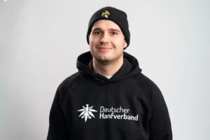 Foto von Constantin Koch mit dem Pullover des Deutschen Hanfverband