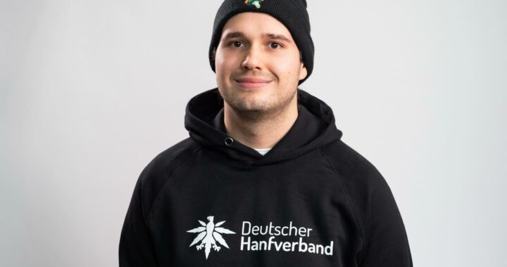 Foto von Constantin Koch mit dem Pullover des Deutschen Hanfverband